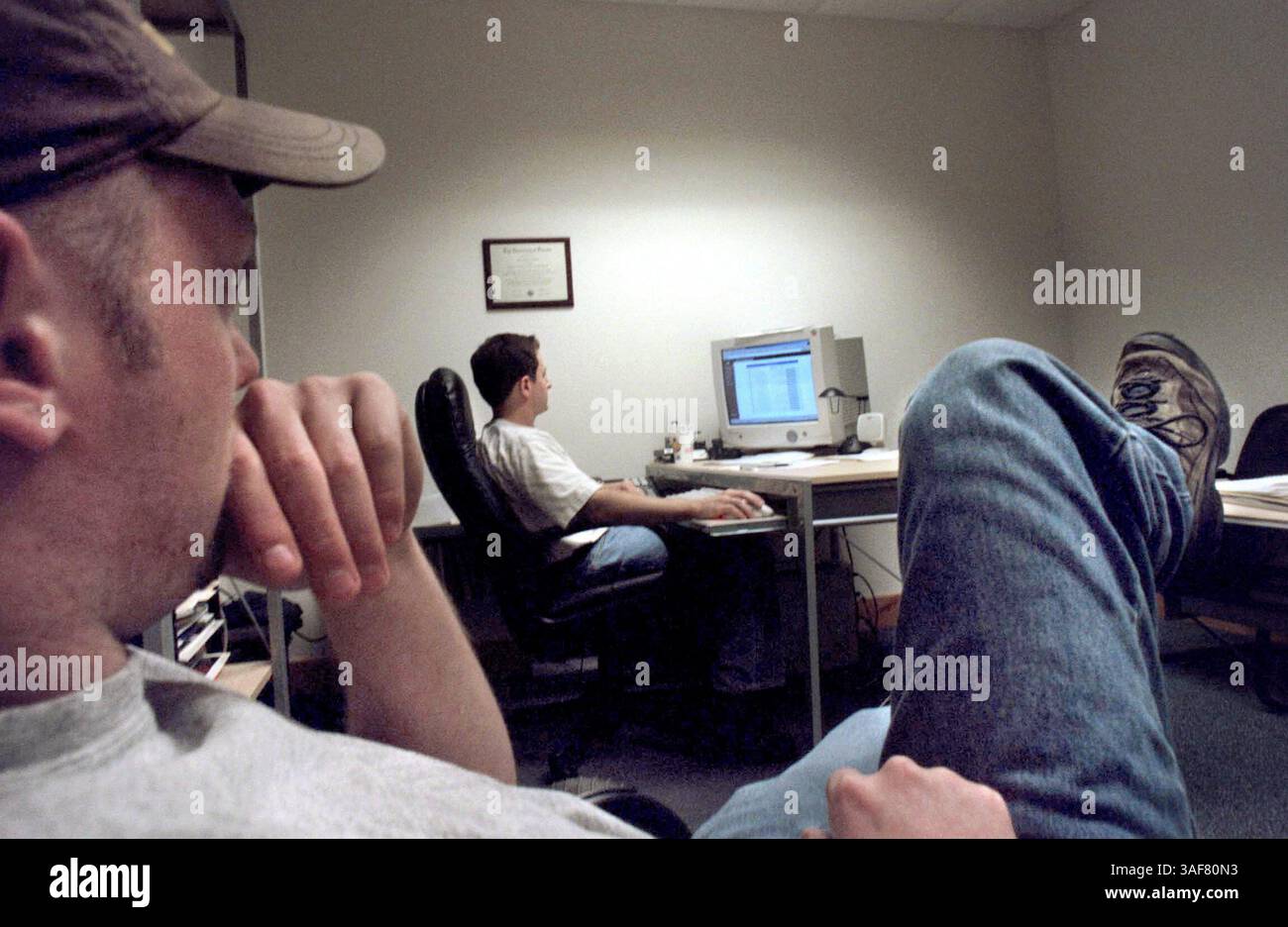 SP.113939.- - CONSEGNA A:. Neighborhood Times ..11/27/2000.DIDASCALIA INFO:. Foto uno: Tra le aziende in crescita legate al web nel centro storico di San Pietroburgo c'è Neutron Digital, un'azienda fondata dai compagni di scuola superiore Mike Architetto (cq) (a destra), Presidente e Brian Farrow (cq) (Credit Image: St Petersburg Times/ZUMAPRESS.com) Foto Stock