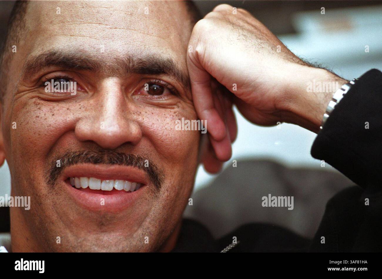 TP.115388.- - CONSEGNA A:.S.- -.12/21/2000.- -. INFORMAZIONI DIDASCALIA Tampa:. Torna indietro con il capo allenatore di Buc, Tony Dungy..Times foto di:. Chris Schneider.- -. Story by:.Mills.SCANNED BY:.CS.- - DATA DI ESECUZIONE: .12/24/2000 (immagine di credito: St Petersburg Times/ZUMAPRESS.com) Foto Stock