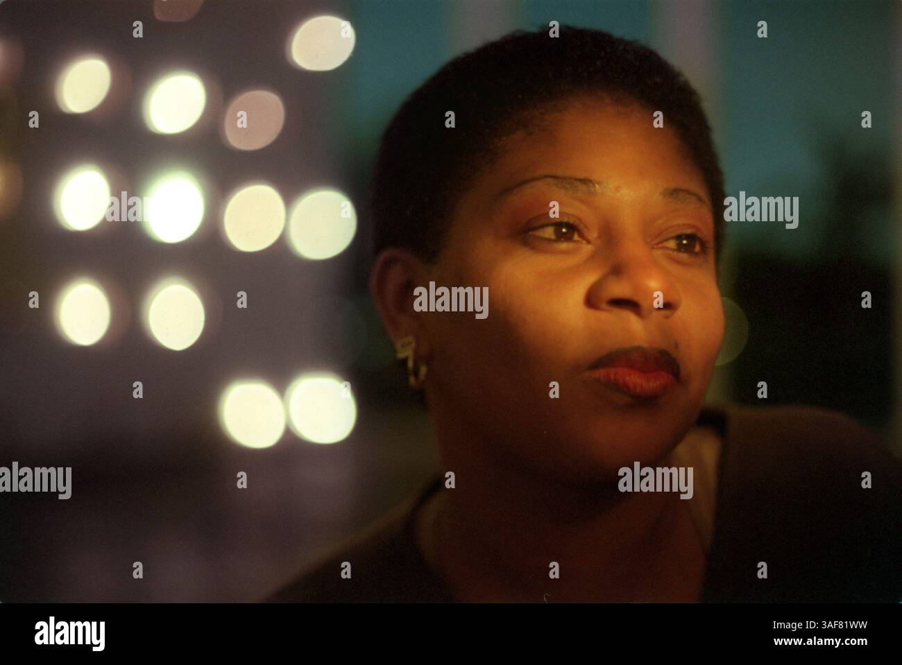 SP.115687.- - CONSEGNARE A:.NEWS.- -.1/2/2001.- -. Fort Lauderdale.- -. INFORMAZIONI DIDASCALIA:. Chiquita Lowe (cq) dice di pensare a Frank Lee Smith (cq) ogni giorno della sua vita. La sua testimonianza aiutò a mandare Smith nel braccio della morte per un crimine che non aveva commesso e, sebbene avesse ammesso in seguito di aver identificato l'uomo sbagliato, Smith morì in prigione anche se il DNA alla fine lo ha liberato dal crimine. TUTTI I GIORNALI E MAGS NON SONO IN VENDITA, SOLO PER ST. PUBBLICAZIONE PETE TIMES (immagine di credito: St Petersburg Times/ZUMAPRESS.com) Foto Stock