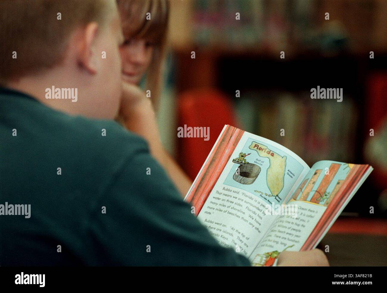 CI.114653.- - CONSEGNA A:. Citrus ed.- -.12/8/2000..DIDASCALIA INFO:. Un libro scritto e illustrato da Floral City Elementary School di primo livello è stato presentato agli autori studenti, ora in terza elementare, venerdì (12/8/2000). "Bubba the Bullfrog" è un libro di racconti di livello 2, scritto e illustrato dagli studenti di Nancy McElroy (CQ), 2 anni fa, ma è stato recentemente pubblicato come parte di una serie di libri di racconti. Gli studenti si sono riuniti nella Biblioteca della Floral City Elementary e hanno goduto di rinfreschi mentre ciascuno leggeva il libro a turno. (2/3) Dallace Hatley (CR Foto Stock