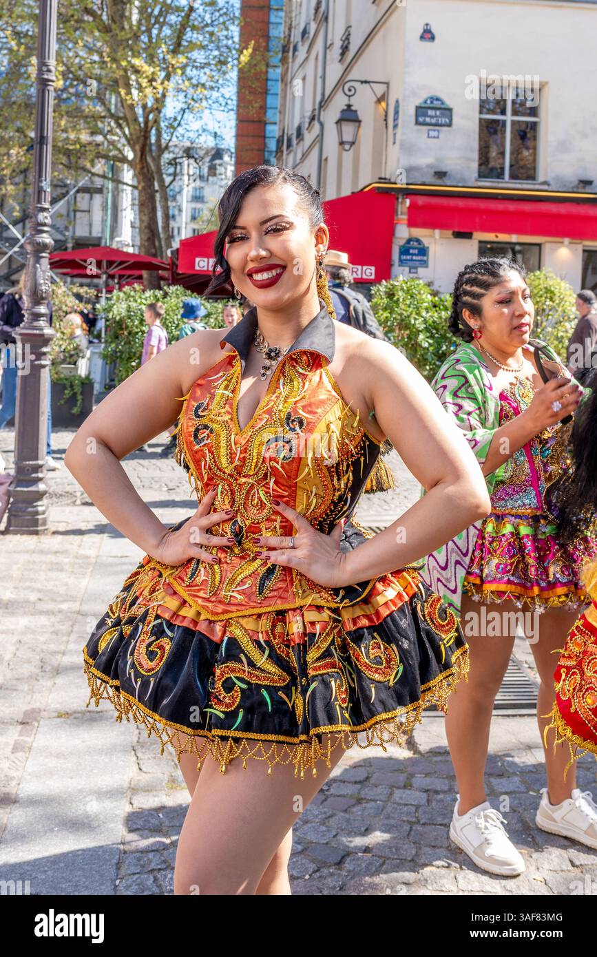 Primo piano di una bella ballerina boliviana al carnevale femminile di Parigi. Fête des blanchisseuses, una celebrazione della sorellanza e delle tradizioni parigine Foto Stock