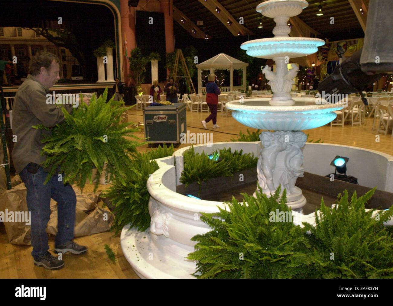 SP.117274.- - CONSEGNA A:.neigh Times.- -.2/2/2001..DIDASCALIA INFO:. QUESTE SONO IMMAGINI DIGITALI. Dietro le quinte di un gala a cravatta nera: Il ballo di beneficenza a beneficio di All Children's Hospital è uno dei più grandi e redditizi. È anche uno dei più elaborati. I volontari lavorano su di esso per un anno in anticipo, riunendosi ogni settimana per fare enormi decorazioni per riempire il colosseo e una tenda da festa. Non c'è cucina in loco, quindi Michael è sulla East Trucks su un piccolo esercito di chef e camerieri per produrre una cena di 4 portate da una cucina che sembra un'unità di MASH. E' una bella produzione e voglio Foto Stock