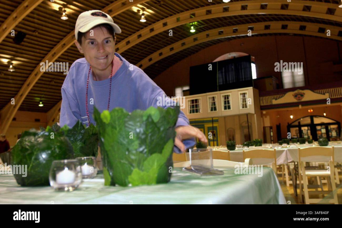 SP.117274.- - CONSEGNA A:.neigh Times.- -.2/2/2001..DIDASCALIA INFO:. QUESTE SONO IMMAGINI DIGITALI. Dietro le quinte di un gala a cravatta nera: Il ballo di beneficenza a beneficio di All Children's Hospital è uno dei più grandi e redditizi. È anche uno dei più elaborati. I volontari lavorano su di esso per un anno in anticipo, riunendosi ogni settimana per fare enormi decorazioni per riempire il colosseo e una tenda da festa. Non c'è cucina in loco, quindi Michael è sulla East Trucks su un piccolo esercito di chef e camerieri per produrre una cena di 4 portate da una cucina che sembra un'unità di MASH. E' una bella produzione e voglio Foto Stock