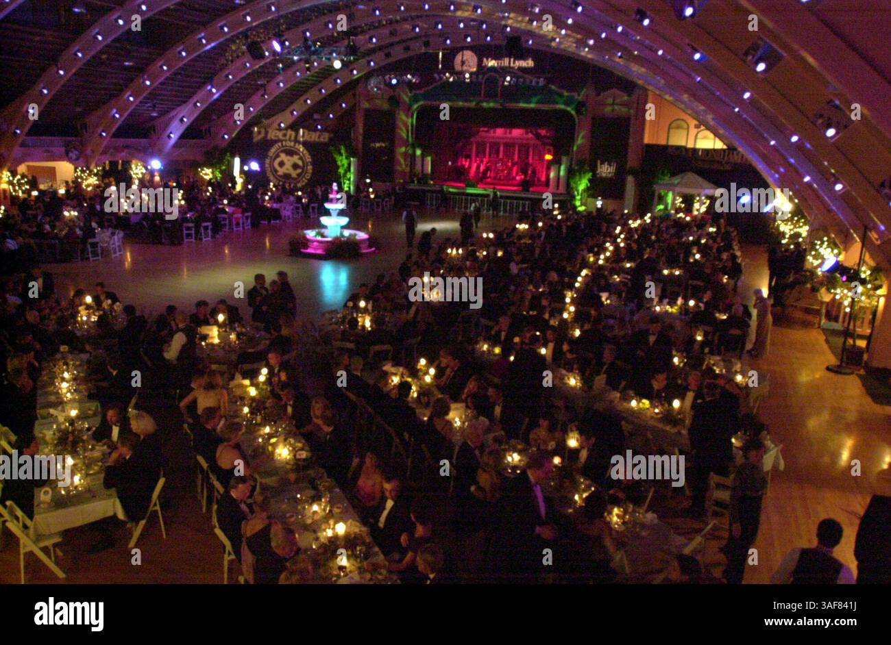 SP.117274.- - CONSEGNA A:.neigh Times.- -.2/2/2001.DIDASCALIA INFO:. QUESTE SONO IMMAGINI DIGITALI dietro le quinte di un gala nero: Il ballo di beneficenza che beneficia di All Children's Hospital è uno dei più grandi e redditizi. È anche uno dei più elaborati. I volontari lavorano su di esso per un anno in anticipo, riunendosi ogni settimana per fare enormi decorazioni per riempire il colosseo e una tenda da festa. Non c'è cucina in loco, quindi Michael è sulla East Trucks su un piccolo esercito di chef e camerieri per produrre una cena di 4 portate da una cucina che sembra un'unità di MASH. La preparazione è un processo di 3 giorni, ma Foto Stock