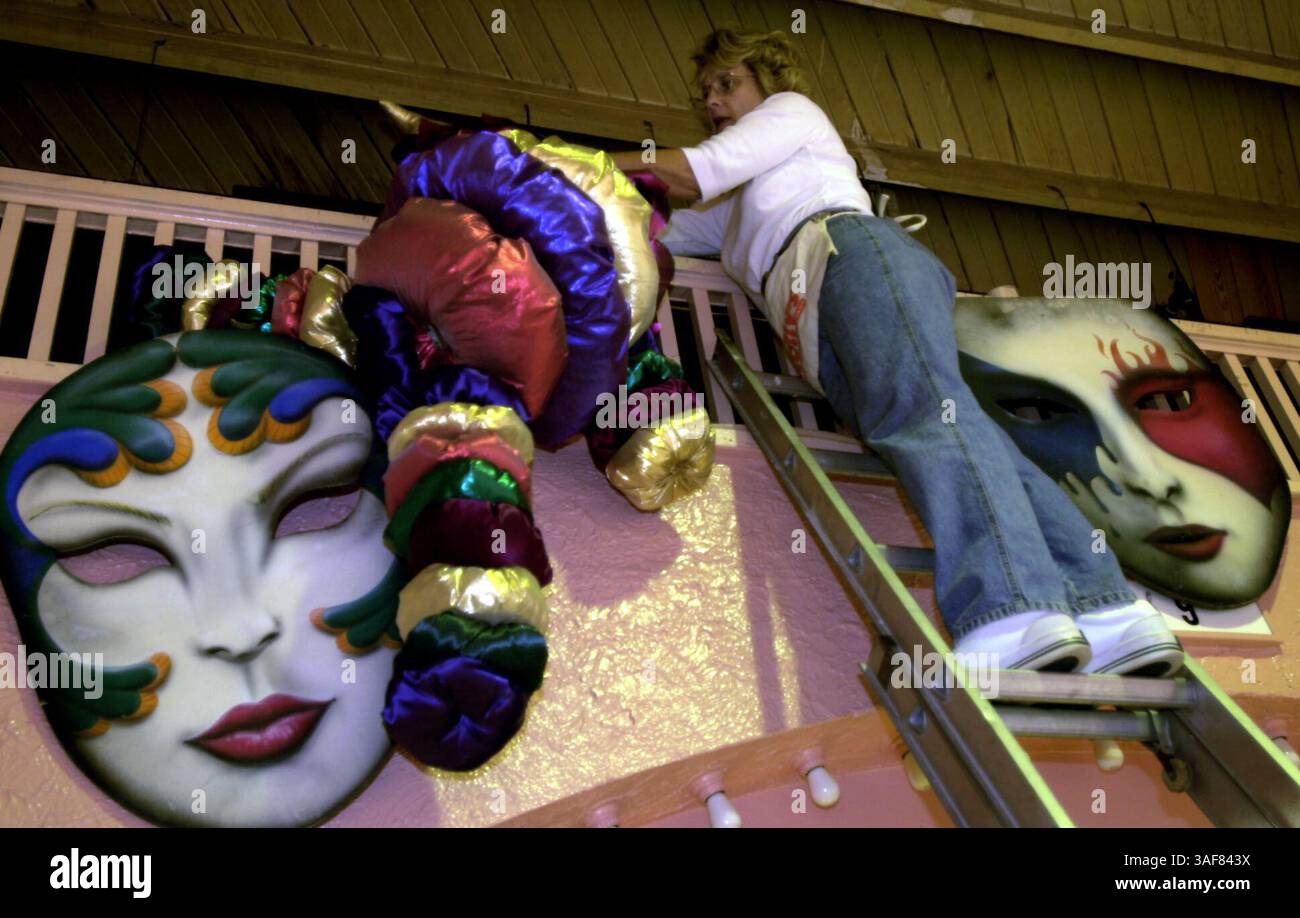 SP.117274.- - CONSEGNA A:.neigh Times.- -.2/2/2001..DIDASCALIA INFO:. QUESTE SONO IMMAGINI DIGITALI. Dietro le quinte di un gala a cravatta nera: Il ballo di beneficenza a beneficio di All Children's Hospital è uno dei più grandi e redditizi. È anche uno dei più elaborati. I volontari lavorano su di esso per un anno in anticipo, riunendosi ogni settimana per fare enormi decorazioni per riempire il colosseo e una tenda da festa. Non c'è cucina in loco, quindi Michael è sulla East Trucks su un piccolo esercito di chef e camerieri per produrre una cena di 4 portate da una cucina che sembra un'unità di MASH. E' una bella produzione e voglio Foto Stock