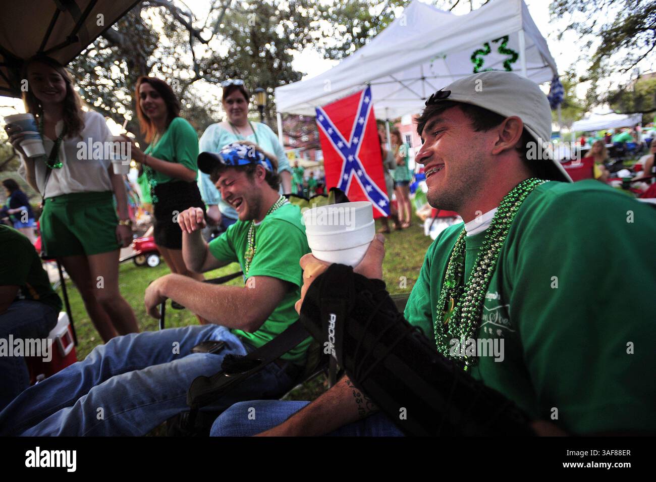 17 marzo 2012 - Savannah, GA, Stati Uniti - Jacob Kerfien, a destra, della Georgia inizia la giornata con un drink in una delle piazze storiche di Savannah prima dell'inizio della parata annuale del giorno di San Patrizio. Visitatori da tutto il mondo vengono nella città storica per celebrare il giorno di San Patrizio. (Immagine di credito: © Stephen Morton/ZUMAPRESS.com) Foto Stock