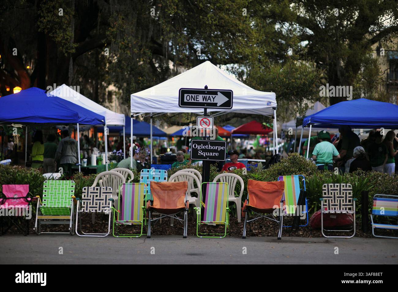 17 marzo 2012 - Savannah, GA, Stati Uniti - tende e sedie a sdraio fiancheggiano il percorso della sfilata vicino a una delle piazze storiche di Savannah prima dell'inizio della sfilata annuale del giorno di San Patrizio. Visitatori da tutto il mondo vengono nella città storica per celebrare il giorno di San Patrizio. (Immagine di credito: © Stephen Morton/ZUMAPRESS.com) Foto Stock