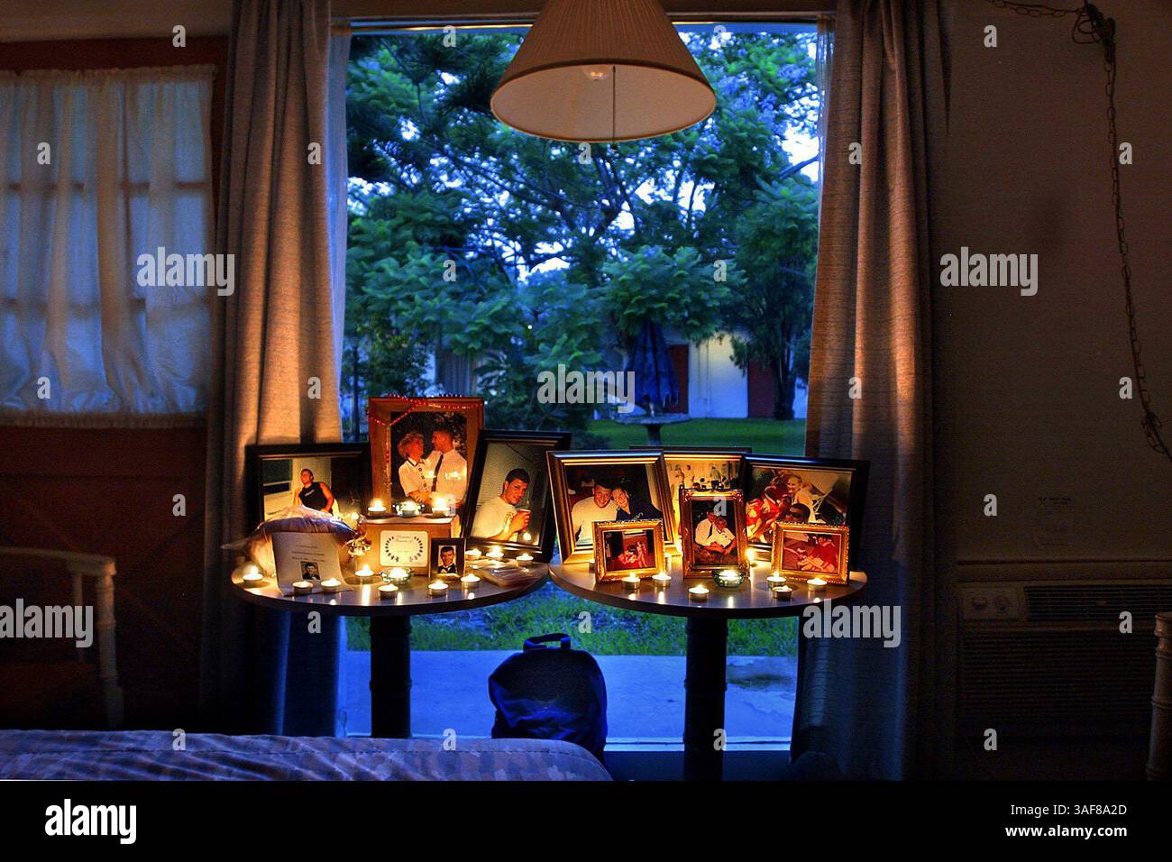 Nota per il reparto di imaging: Mantenere toni caldi saturi nella stanza e blu all'esterno, grazie.) Nella camera 5 del Valley Forge Motel, un santuario del St. Pete Catholic High grad, Joey Turner, rimane illuminato giorno e notte. (Fotografato 7/29/04) Turner annegò dietro Don Cesar dopo essere sceso da una piccola barca il 4 luglio, diretto a riva per una festa dei fuochi d'artificio. La stanza appartiene a sua madre, Colleen Turner (cq) e sua zia, (sorella di Colleen) Deborah Edney (Credit Image: St Petersburg Times/ZUMAPRESS.com) Foto Stock