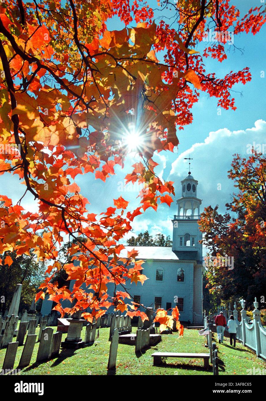 NP.111658.- - CONSEGNA A:.Floridian.- -.10/10/2000.- -.Vermont.- -. INFORMAZIONI DIDASCALIA:.l. La prima chiesa congregazionale a Bennington, Vermont, è una popolare tappa turistica nell'angolo sud-occidentale dello stato. Sepolti nel cimitero delle chiese ci sono diversi governatori del Vermont e il poeta americano Robert Frost. I colori dell'inizio di ottobre offrono uno sfondo scenografico per fotografi e artisti.- -. Times foto di:. Scott Keeler. Storia di:.Jenkins.- -. SCANSIONATO DA:.SK.- - DATA DI ESECUZIONE: (Immagine di credito: St Petersburg Times/ZUMAPRESS.com) Foto Stock