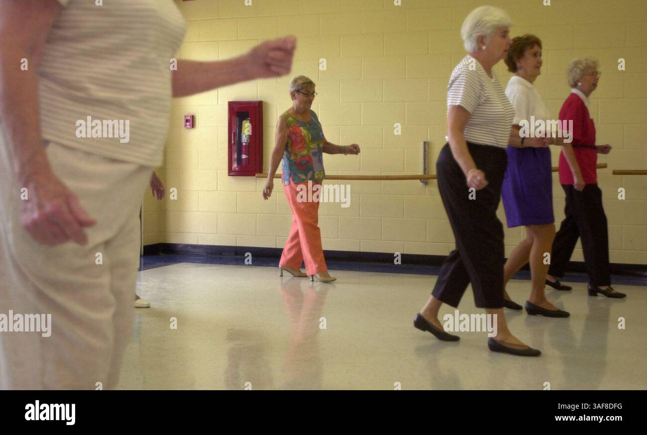 NP 129884 - - CONSEGNA A: Orari Clearwater - - 10/11/2001 clearwater - - INFORMAZIONI DIDASCALIA: Ann Cooper (cq), 75 anni, al centro di Back by bar, una residente di Clearwater, partecipa a una lezione di ballo al Countryside Recreation Center di Clearwater insieme ad altri residenti di Clearwater Nita Kelley (cq), 67 anni, a destra con pantaloni neri capri e camicia a righe, Eileen Crane (cq), 72 anni, a destra con pantaloncini e camicia viola, e Betty Coakley (cq), 75 anni, all'estrema destra con pantaloni neri. Helen Willis (immagine di credito: Tampa Bay Times/ZUMAPRESS.com) Foto Stock