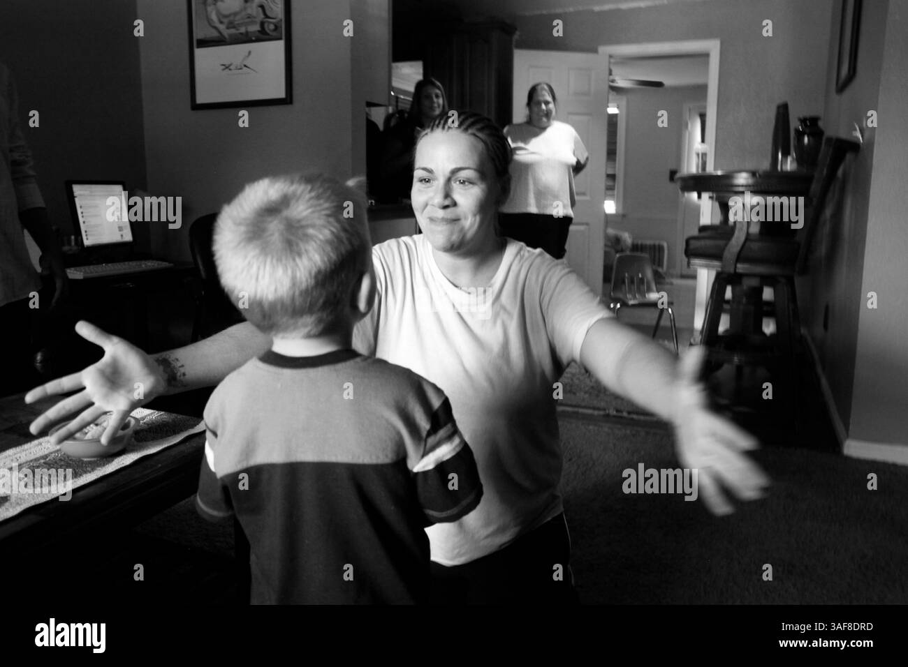 15 settembre 2011 - St. Petersburg, Florida, Stati Uniti - dopo tre mesi di carcere, STACY NICHOLSON si riunisce con suo figlio di tre anni RICHIE HOYT. Le è stata data una seconda possibilità di partecipare al tribunale della droga e semplicemente di sperare. (Immagine di credito: © John Pendygraft/Tampa Bay Times/zReportage.com/ZUMA) Foto Stock