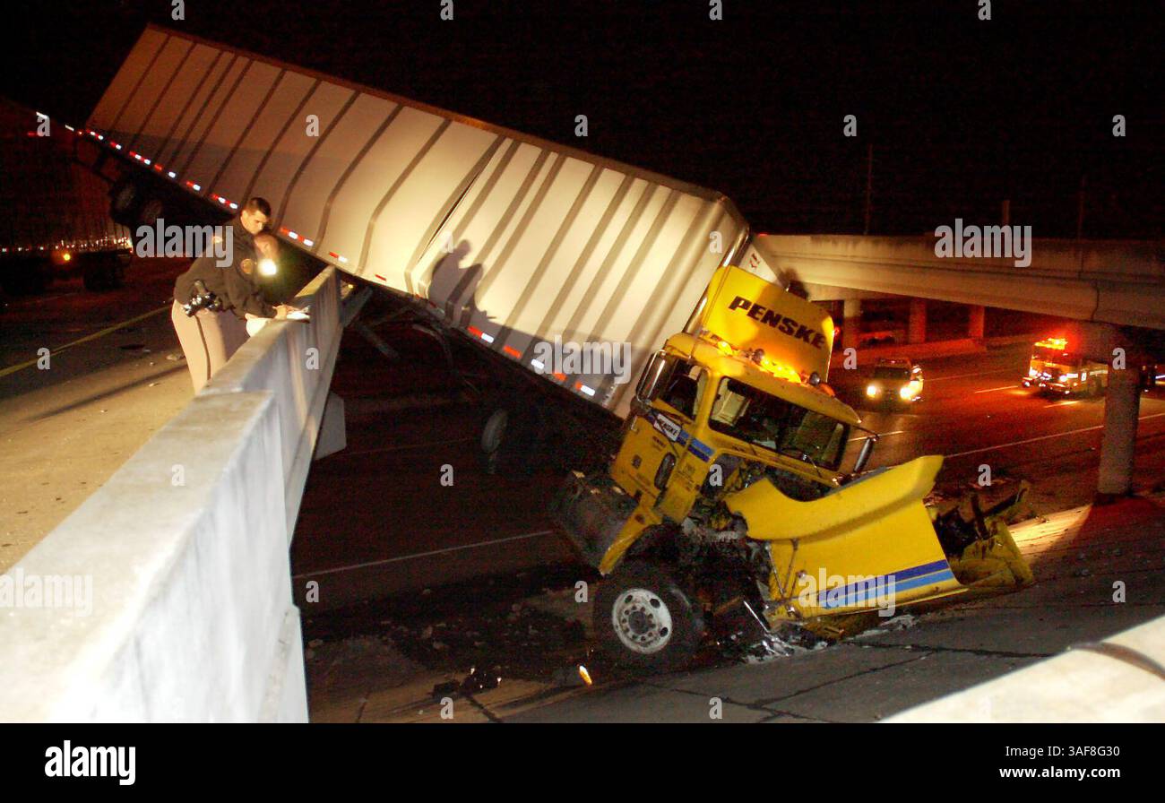TP 133711 - - CONSEGNA A: Banco di Tampa - - 1/6/2002 - - DIDASCALIA INFO: Un camion semitrailer pende sopra la ringhiera nelle corsie sud dell'Interstate i-75 a Big Bend Rd Nella contea di Hillsborough a seguito di un incidente stradale che ha lasciato due persone morte. Due semi-camion e due veicoli sono stati coinvolti nell'incidente. I conducenti di entrambi i camion e di una delle auto sono sfuggiti a gravi lesioni. Due persone in un altro veicolo sono rimaste uccise. - Times foto di: Stefanie Boyar - - storia di: Amy Herdy - - SCANSIONATO DA: -- DATA DI ESECUZIONE: 1/7/2002 (Credit Image: St Petersburg Times/ZUMAPRESS.com) Foto Stock