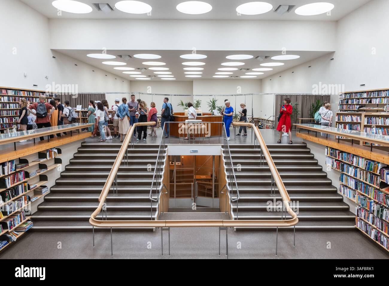 Vyborg, Russia - 17 luglio 2023: Un gruppo di turisti visita la biblioteca di Vyborg, costruita tra il 1927 e il 1935 dall'architetto finlandese Alvar Aalto Foto Stock