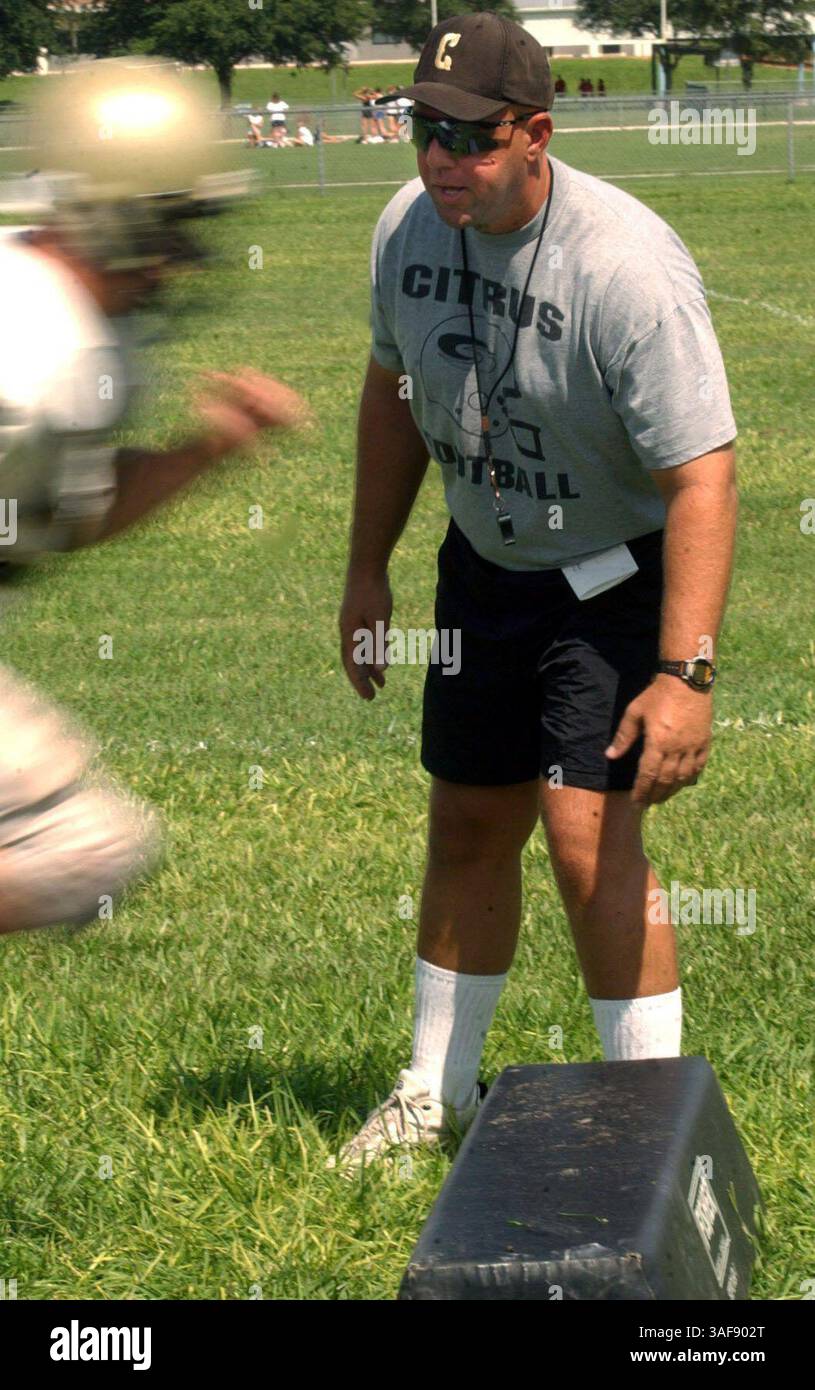 L'allenatore di football degli Citrus High Larry Bishop esegue esercizi di linebacker durante una pratica di squadra. (Immagine di credito: St Petersburg Times/ZUMAPRESS.com) Foto Stock