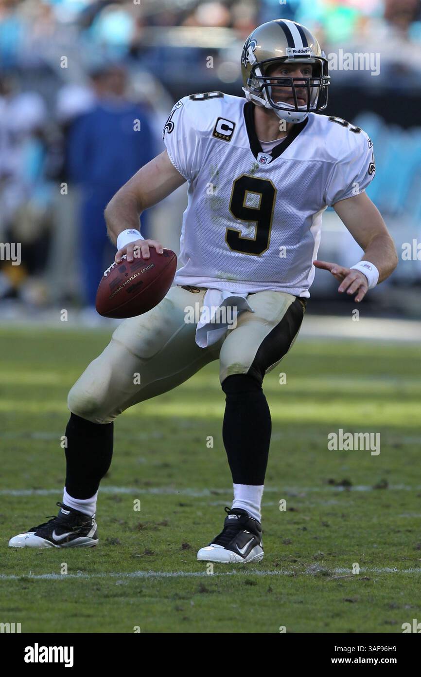 Novembre 7, 2010; New Orleans Saints quarterback Drew Brees (9) in uno dei pochi momenti egli aveva fretta di Bank of America Stadium di Charlotte, NC. Punteggio ottenuto a metà è Santi 14- pantere 3..Jim Dedmon/CSM(Immagine di credito: © Jim Dedmon/Cal Sport Media/ZUMApress.com) Foto Stock