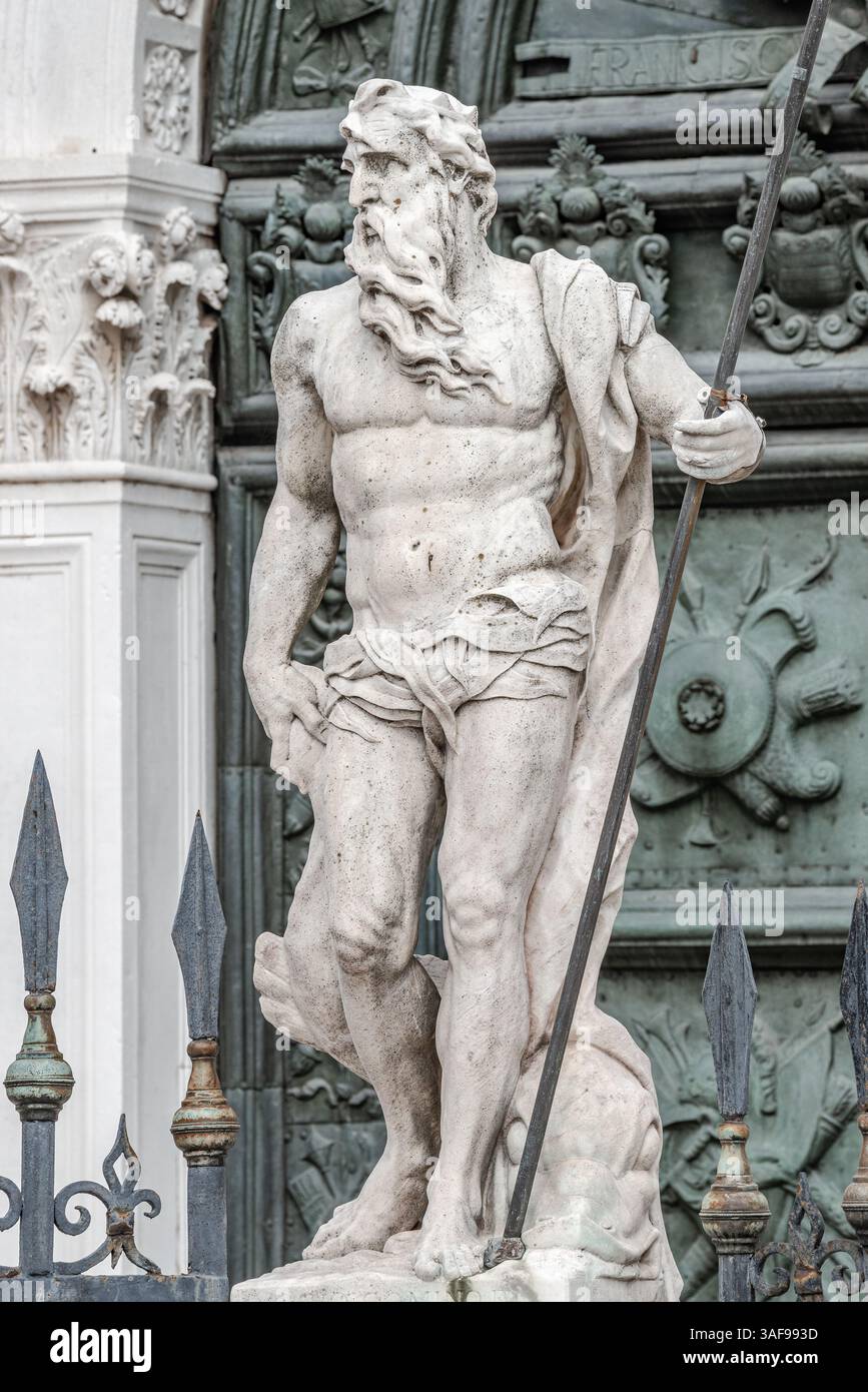 Venezia, Italia - 28 settembre 2019: Famoso Arsenale, fortezza militare, sculture di guardia della mitologia greca e romana alla porta, Nettuno nella storia Foto Stock