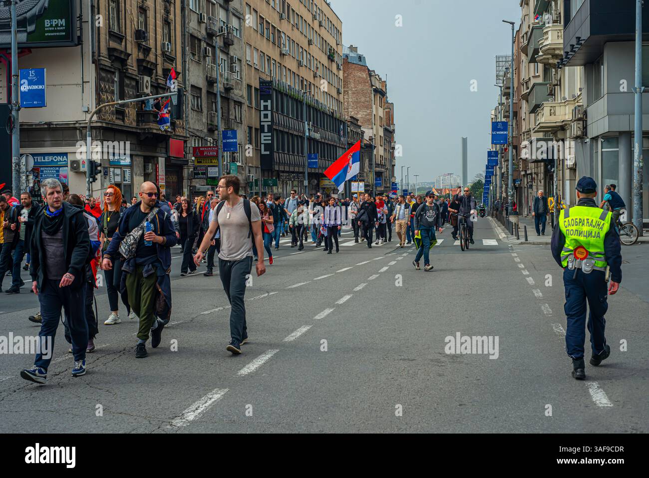 Belgrado, Serbia, 15 marzo 2025, studenti, e gli agricoltori protestano chiedendo giustizia per le quindici vite perse nel tragico crollo di Novi Sad Foto Stock