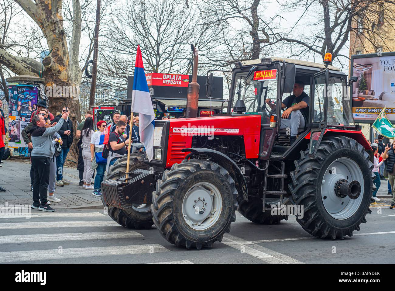 Belgrado, Serbia, 15 marzo 2025, studenti, e gli agricoltori protestano chiedendo giustizia per le quindici vite perse nel tragico crollo di Novi Sad Foto Stock