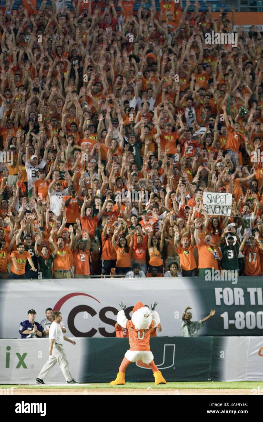 17 settembre 2009: Tifosi dei Miami Hurricanes durante la partita. I Miami Hurricanes sconfissero i Georgia Tech Yellow Jackets - 33 a 17 al Dolphin Stadium di Miami FL (Credit Image: SGM/ZUMAPRESS.com) Foto Stock