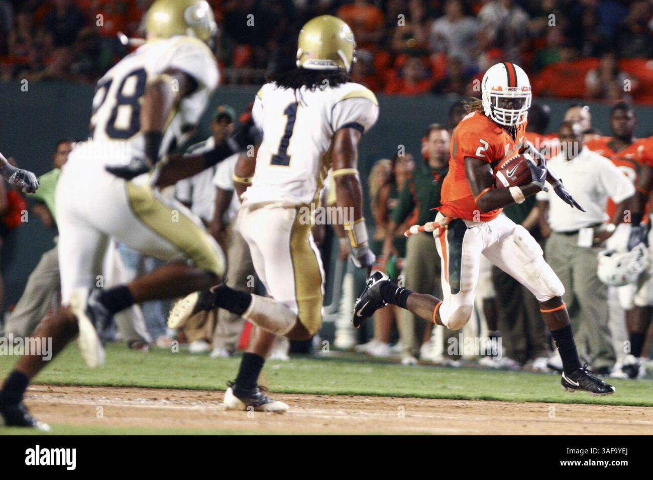 17 settembre 2009: Il running back dei Miami Hurricanes Graig Cooper (2) corre lungo il campo mentre la sicurezza della Georgia Tech Morgan Burnett (Credit Image: SGM/ZUMAPRESS.com) Foto Stock