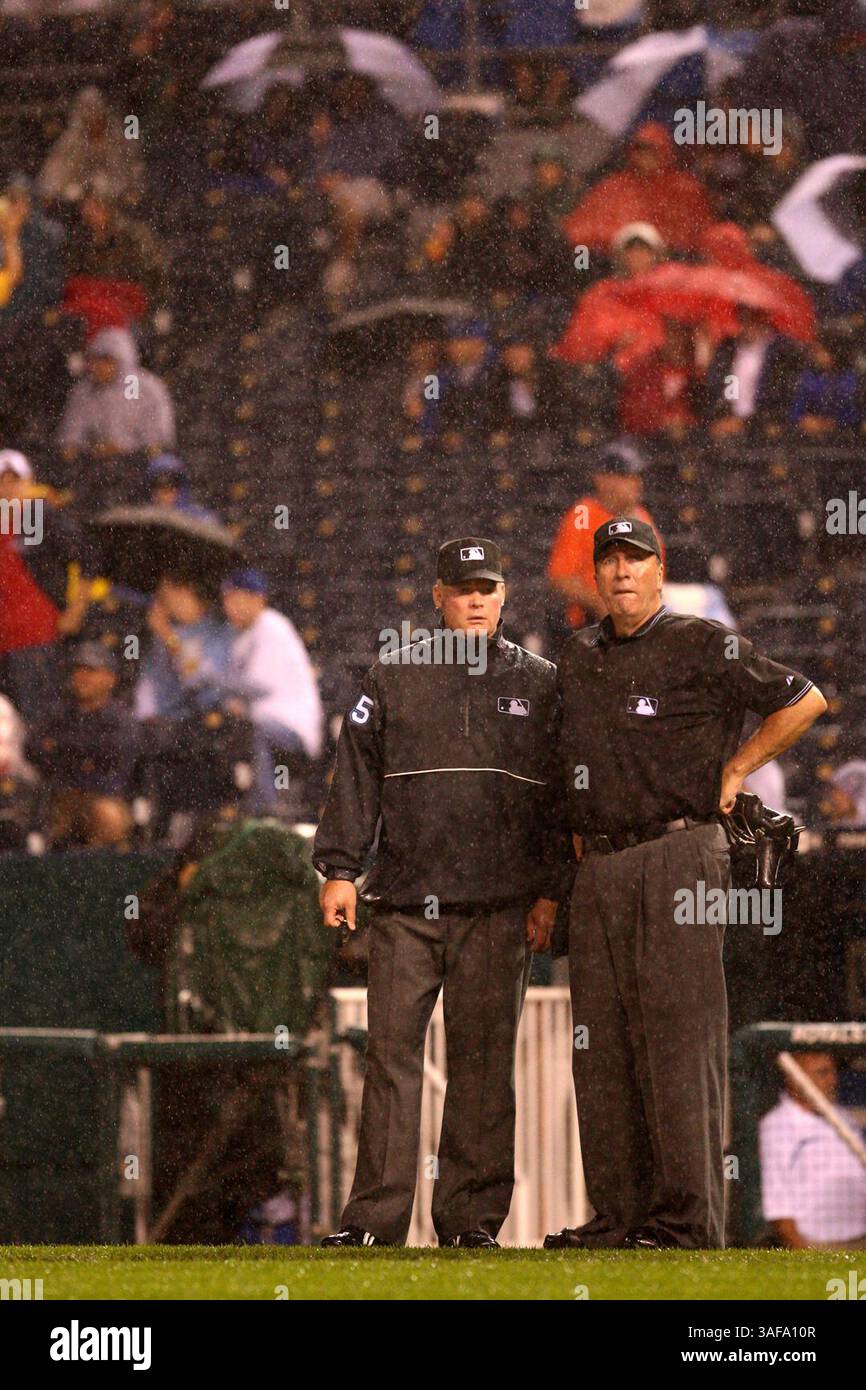 21 settembre 2009: Gli arbitri Tim McClelland e Andy Fletcher contemplano la pioggia durante la partita di baseball di lunedì, i Kansas City Royals sconfissero i Boston Red Sox 12 - 9 al Kauffman Stadium di Kansas City, MO (Credit Image: SGM/ZUMAPRESS.com) Foto Stock
