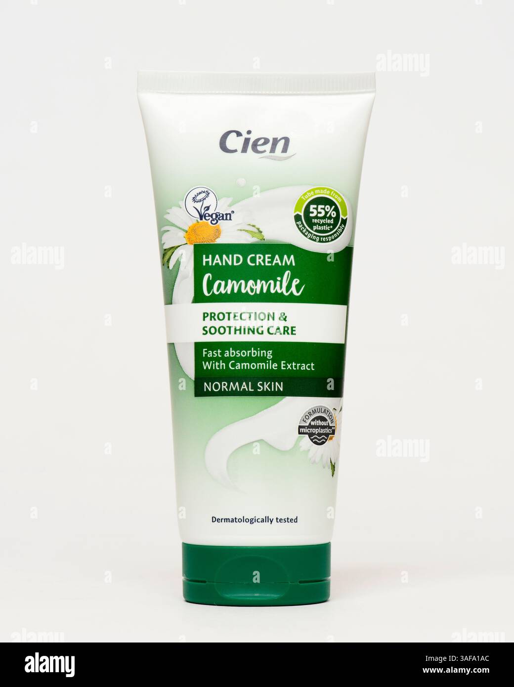 Crema mani Cien camomilla, crema mani vegan, crema mani camomilla naturale, confezionamento crema mani, prodotto per la cura delle mani, cura della pelle, cosmetici, tubo Foto Stock