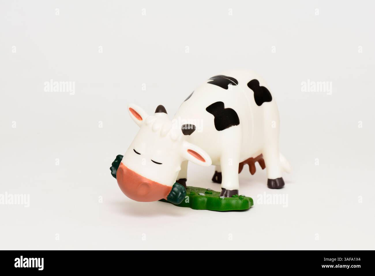 adorabile mucca di plastica, piccola statuetta di mucca, giocattolo per mucche sicuro, personaggio per animali di plastica, animale da fattoria in plastica, mucca giocattolo per bambini Foto Stock