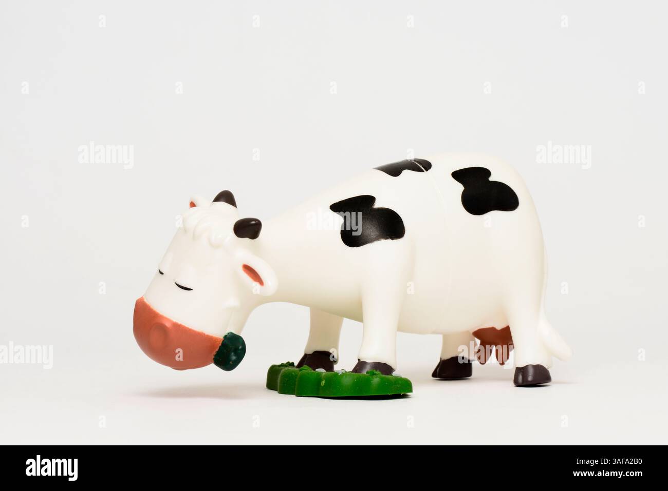 mucca giocattolo, animale agricolo di plastica, mucca carina, mucca giocattolo per bambini, adorabile mucca di plastica, piccola statuetta di mucca, giocattolo sicuro per mucche, personaggio di plastica per animali Foto Stock