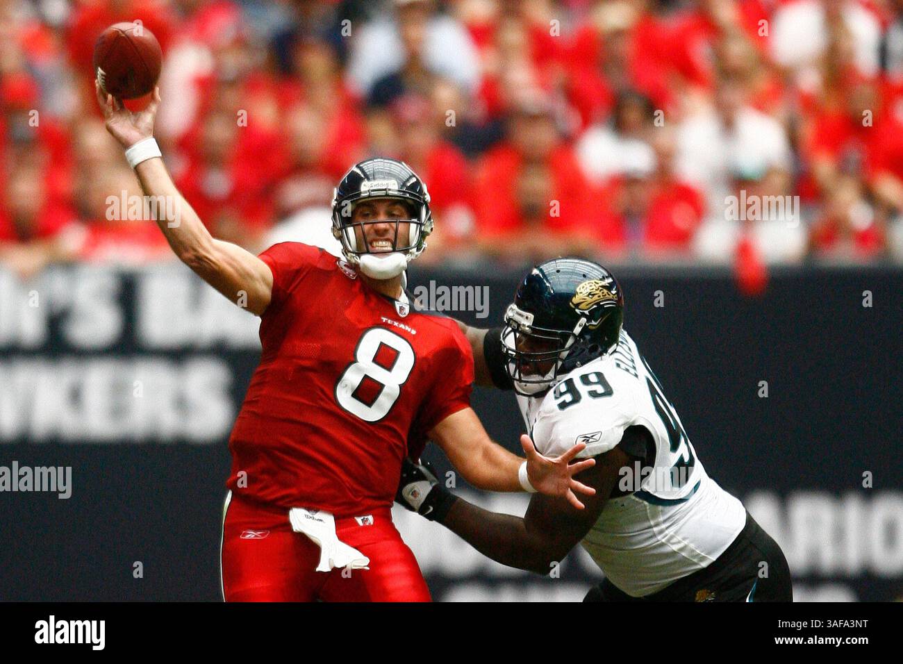 27 settembre 2009: Matt Schaub (#8) degli Houston Texans getta via il pallone dopo essere stato catturato da Atiyyah Ellison (Credit Image: SGM/ZUMAPRESS.com) Foto Stock