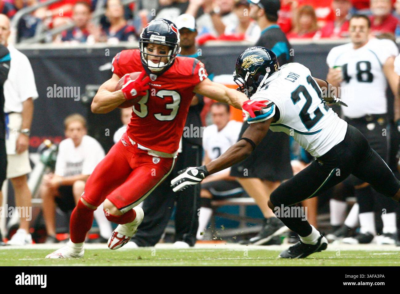 27 settembre 2009: Kevin Walter (#83) degli Houston Texans tiene fuori Derek Cox (Credit Image: SGM/ZUMAPRESS.com) Foto Stock