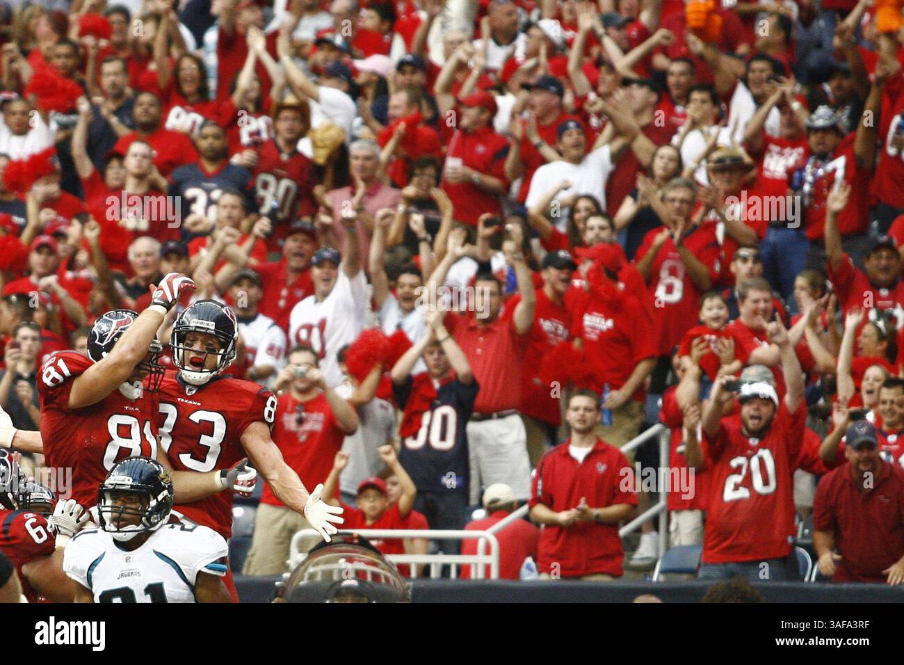 27 settembre 2009: Kevin Walter (#83) degli Houston Texans e Owen Daniels (#81) degli Houston Texans celebrano in aria sopra Derek Cox (Credit Image: SGM/ZUMAPRESS.com) Foto Stock