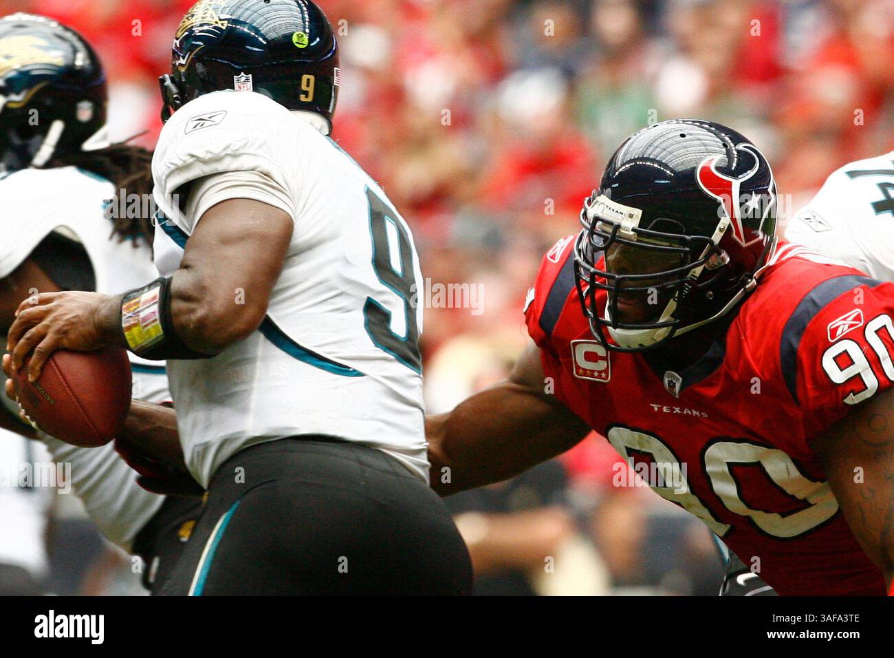 27 settembre 2009: Mario Williams (#90) degli Houston Texans insegue David Garrard (immagine di credito: SGM/ZUMAPRESS.com) Foto Stock