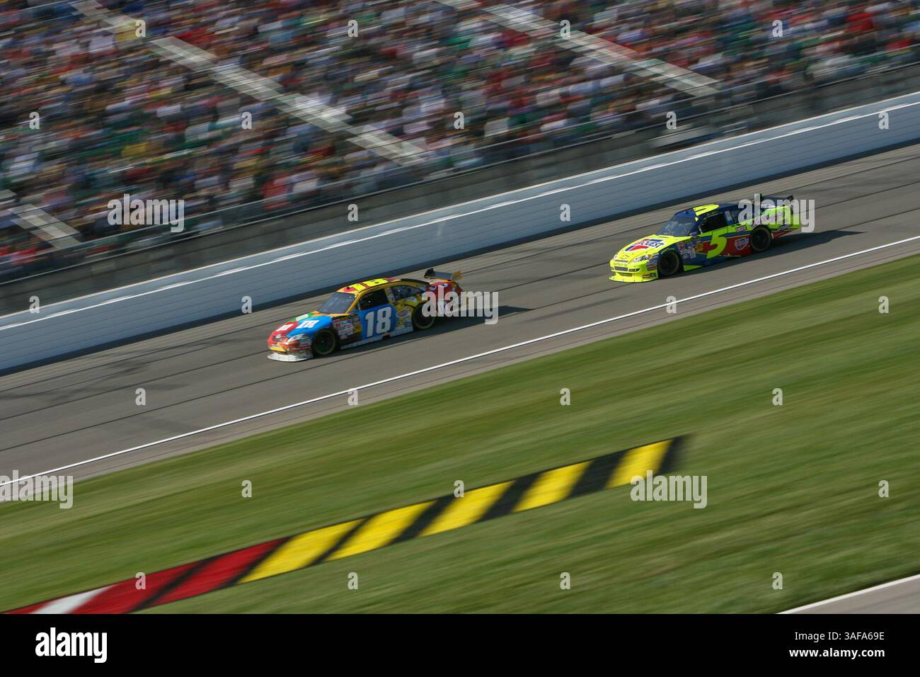 4 ottobre 2009: Kyle Busch No. 18 corse Mark Martin No. 5 lungo il tratto anteriore durante la NASCAR Sprint Cup Series Price Chopper 400 da Kansas Speedway, Kansas City, KS (Credit Image: SGM/ZUMAPRESS.com) Foto Stock