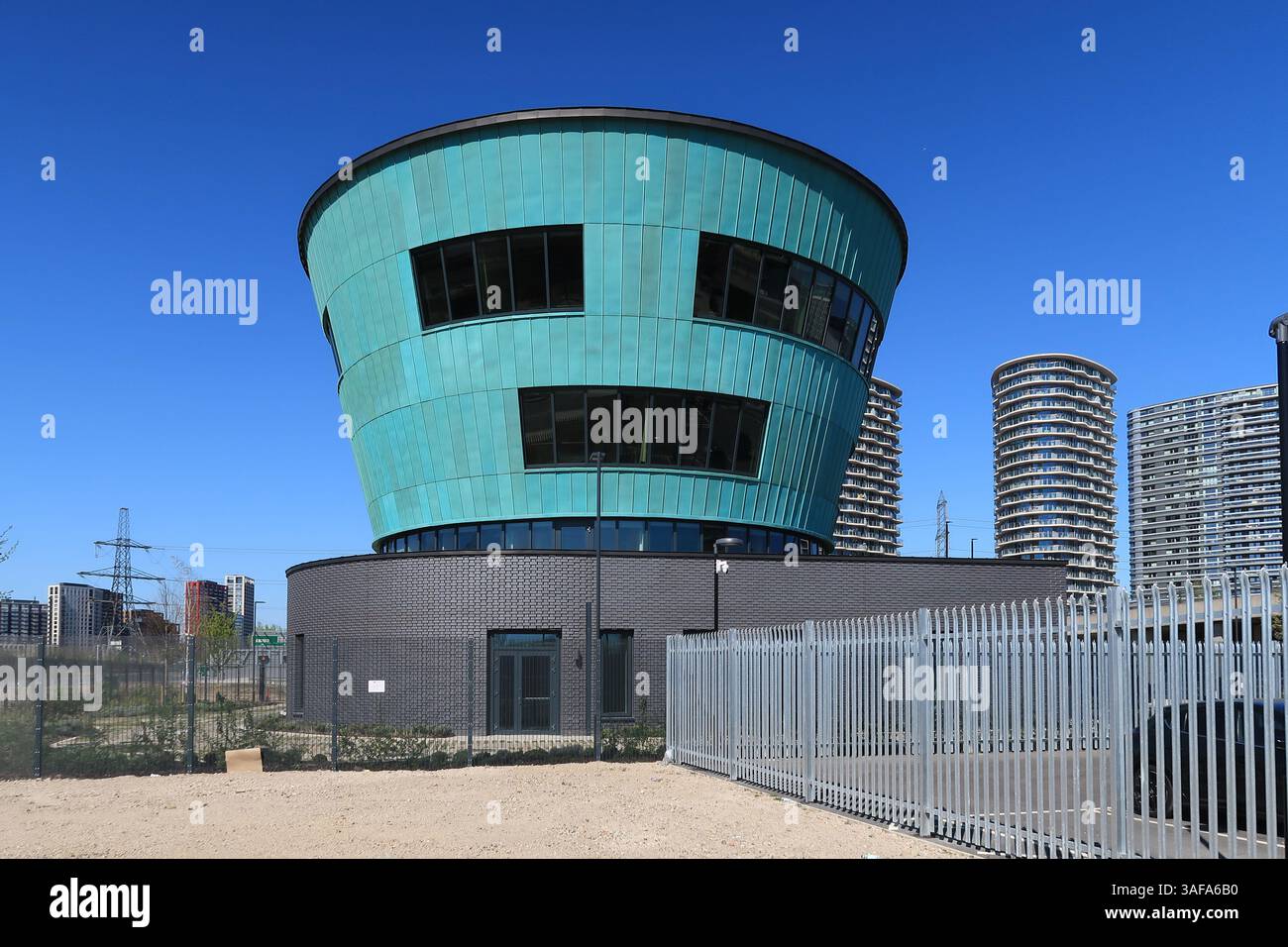 Edificio del centro di controllo settentrionale presso il nuovo Silvertown Tunnel nella zona est di Londra, Regno Unito Foto Stock