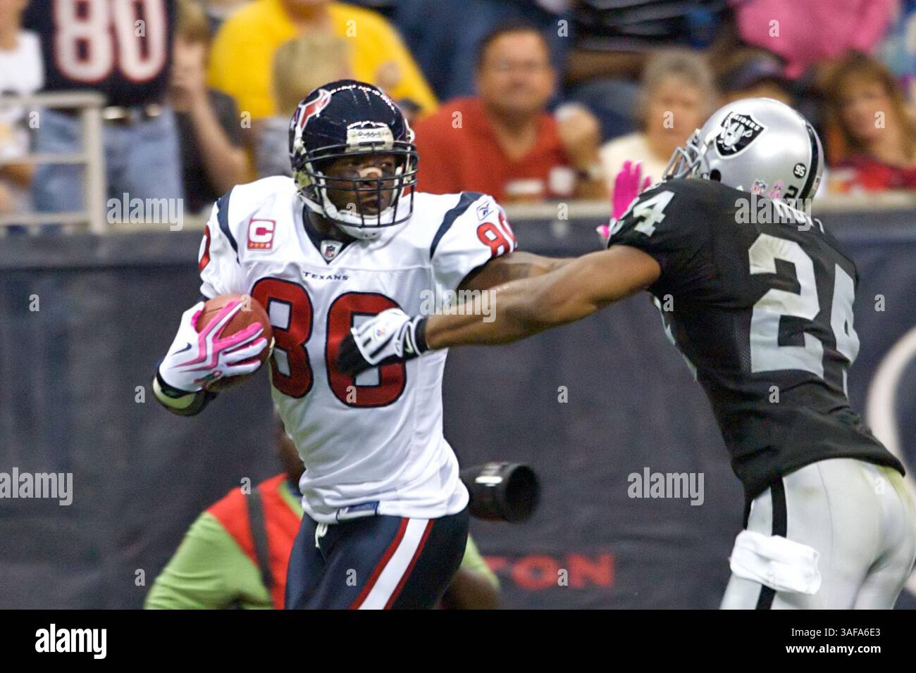 4 ottobre 2009: Andre Johnson (#80) degli Houston Texans fa una lunga accoglienza abbattere la linea laterale con Michael Huff (immagine di credito: SGM/ZUMAPRESS.com) Foto Stock