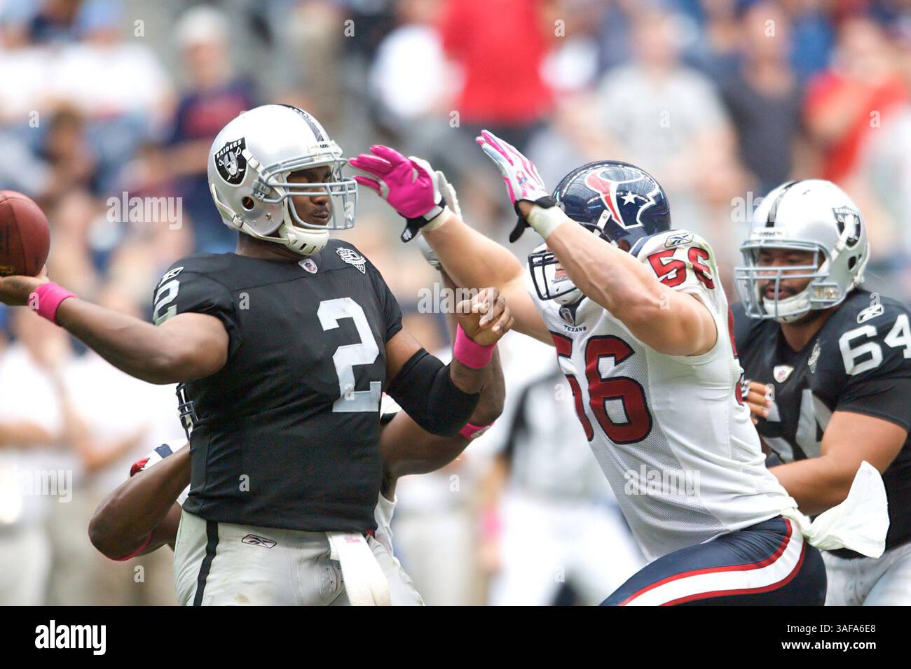 4 ottobre 2009: Brian Cushing (#56) degli Houston Texans sfonda la linea e svuota Jamarcus Russell (Credit Image: SGM/ZUMAPRESS.com) Foto Stock