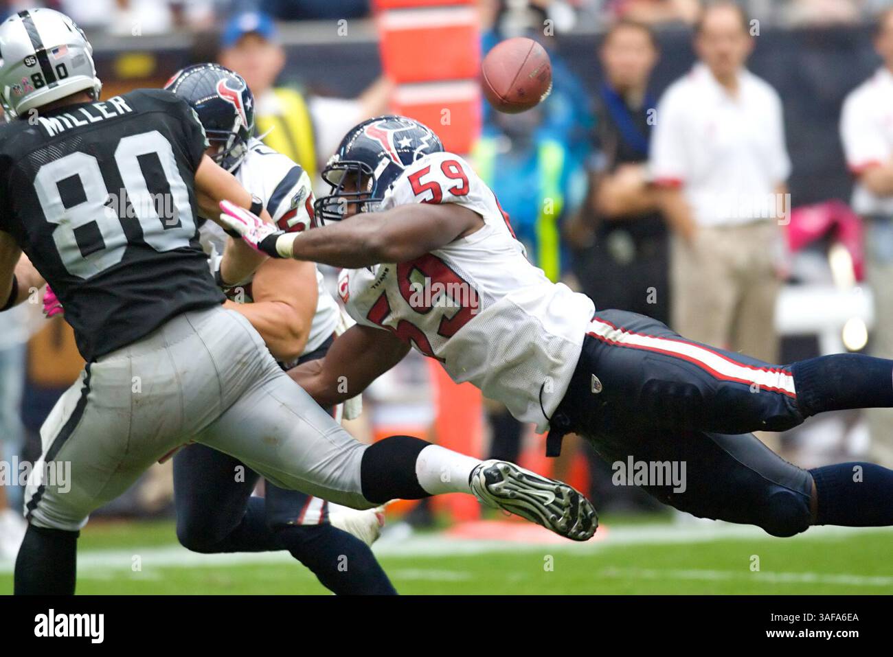 4 ottobre 2009: DeMeco Ryans (#59) degli Houston Texans batte Zach Miller (immagine di credito: SGM/ZUMAPRESS.com) Foto Stock