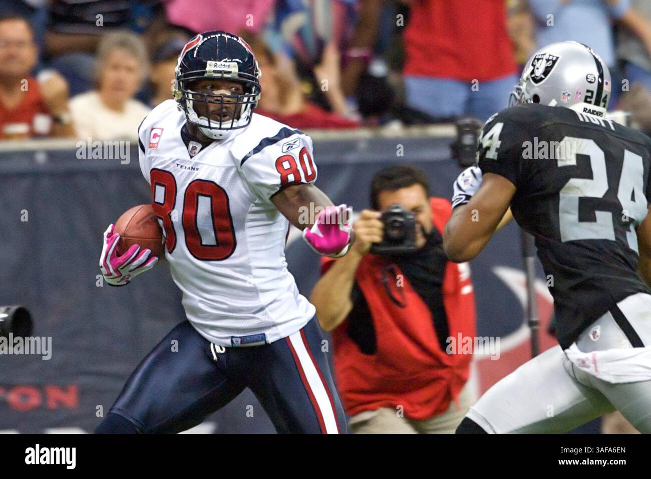 4 ottobre 2009: Andre Johnson (#80) degli Houston Texans fa una lunga accoglienza abbattere la linea laterale con Michael Huff (immagine di credito: SGM/ZUMAPRESS.com) Foto Stock