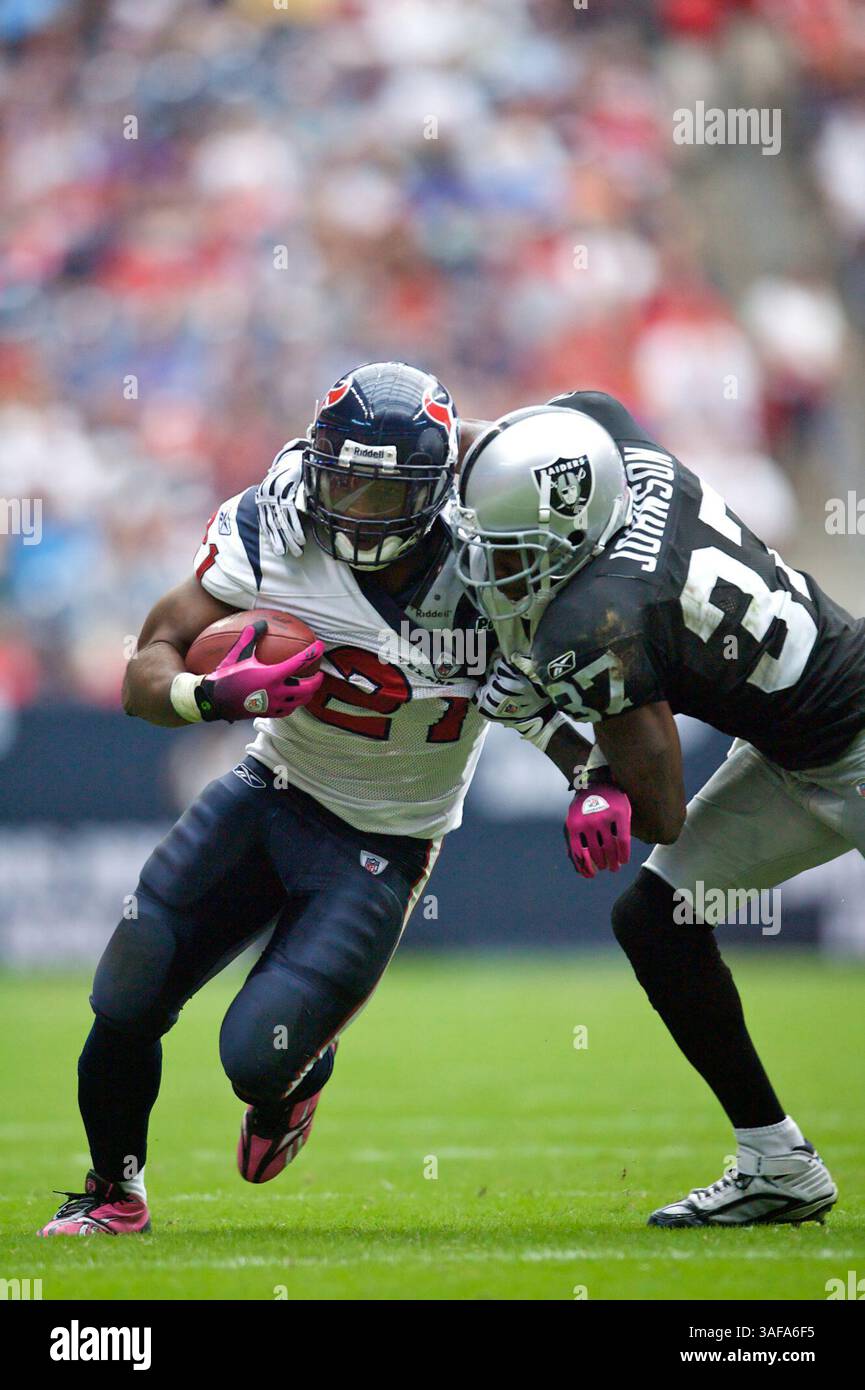 4 ottobre 2009: Ryan Moats (#21) degli Houston Texans combatte contro un tackle di Chris Johnson (Credit Image: SGM/ZUMAPRESS.com) Foto Stock