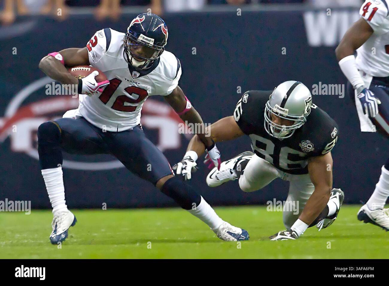 4 ottobre 2009: Jacoby Jones (#12) degli Houston Texans taglia lateralmente per rompere un tackle da Tony Stewart (Credit Image: SGM/ZUMAPRESS.com) Foto Stock