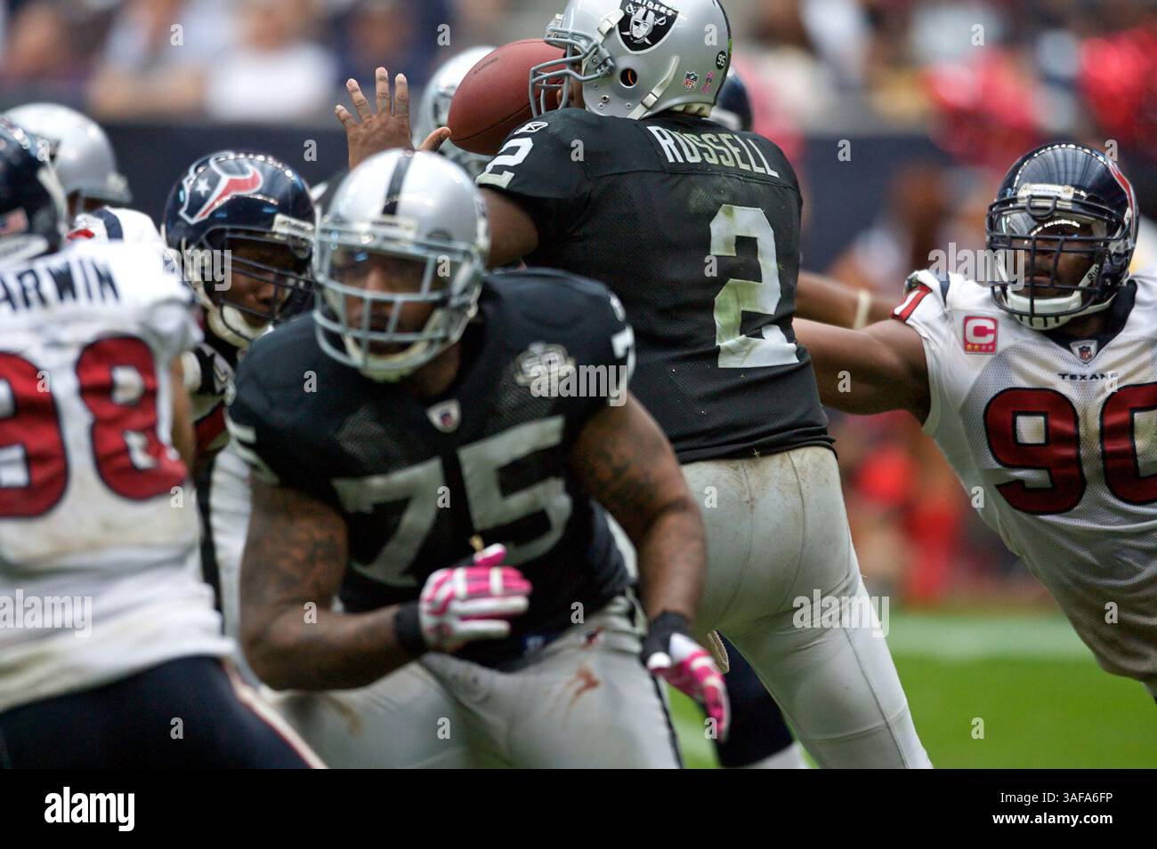 4 ottobre 2009: Mario Williams (#90) degli Houston Texans sack Jamarcus Russell (Credit Image: SGM/ZUMAPRESS.com) Foto Stock