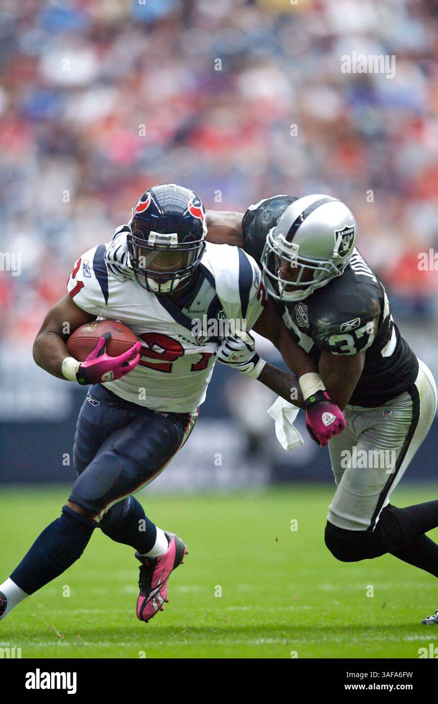 4 ottobre 2009: Ryan Moats (#21) degli Houston Texans combatte contro un tackle di Chris Johnson (Credit Image: SGM/ZUMAPRESS.com) Foto Stock