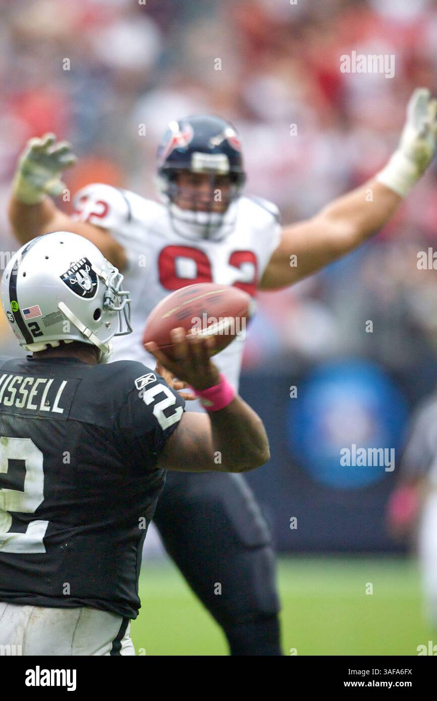 4 ottobre 2009: Jeff Zgonina (#92) degli Houston Texans salta su per bloccare un tentativo di passaggio da campo di Jamarcus Russell (Credit Image: SGM/ZUMAPRESS.com) Foto Stock
