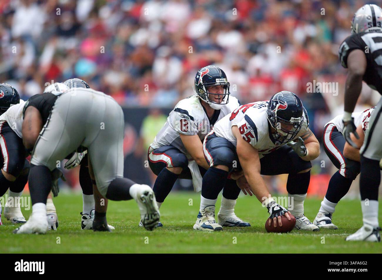 4 ottobre 2009: Matt Schaub (#8) degli Houston Texans sotto Chris Myers (immagine di credito: SGM/ZUMAPRESS.com) Foto Stock