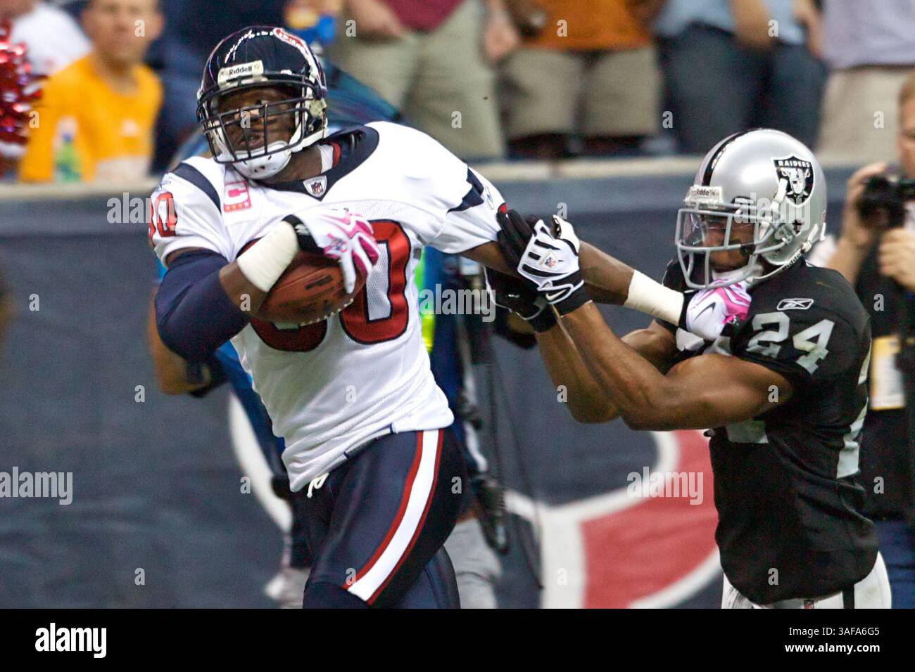 4 ottobre 2009: Andre Johnson (#80) degli Houston Texans fa una lunga accoglienza abbattere la linea laterale con Michael Huff (immagine di credito: SGM/ZUMAPRESS.com) Foto Stock