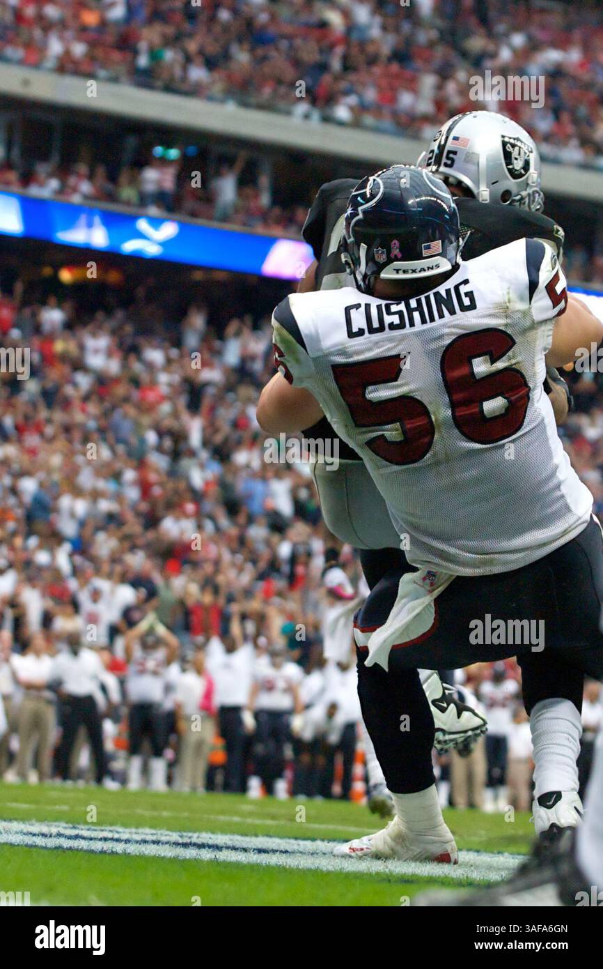 4 ottobre 2009: Brian Cushing (#56) degli Houston Texans affronta Justin Fargas (immagine di credito: SGM/ZUMAPRESS.com) Foto Stock