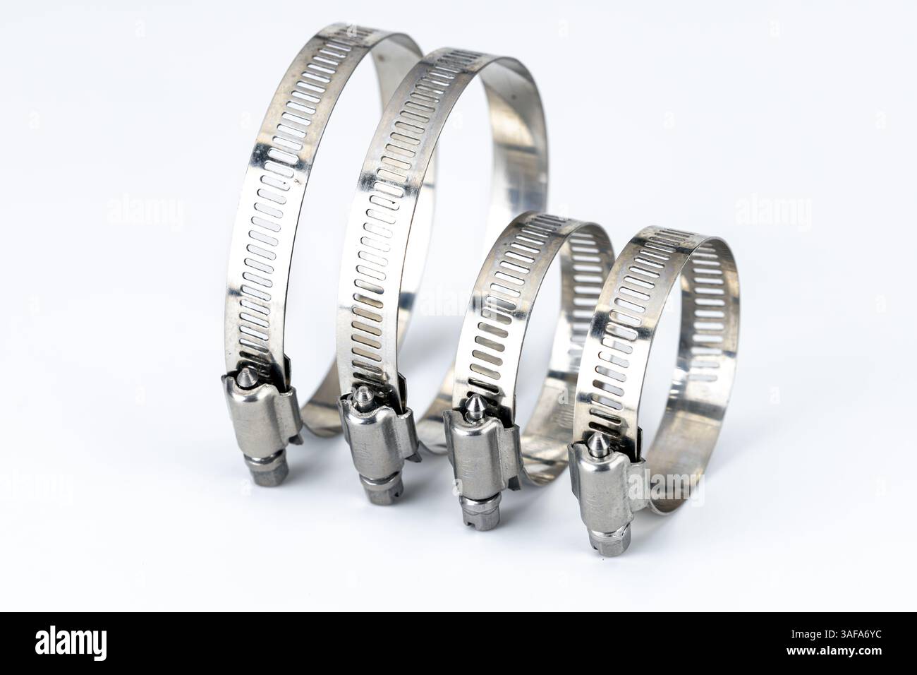 Fascette stringitubo in acciaio inox: Fascette stringitubo in acciaio inox 304 resistenti e antiruggine sono essenziali per il fissaggio di tubi, tubi flessibili e altri componenti. La desi Foto Stock