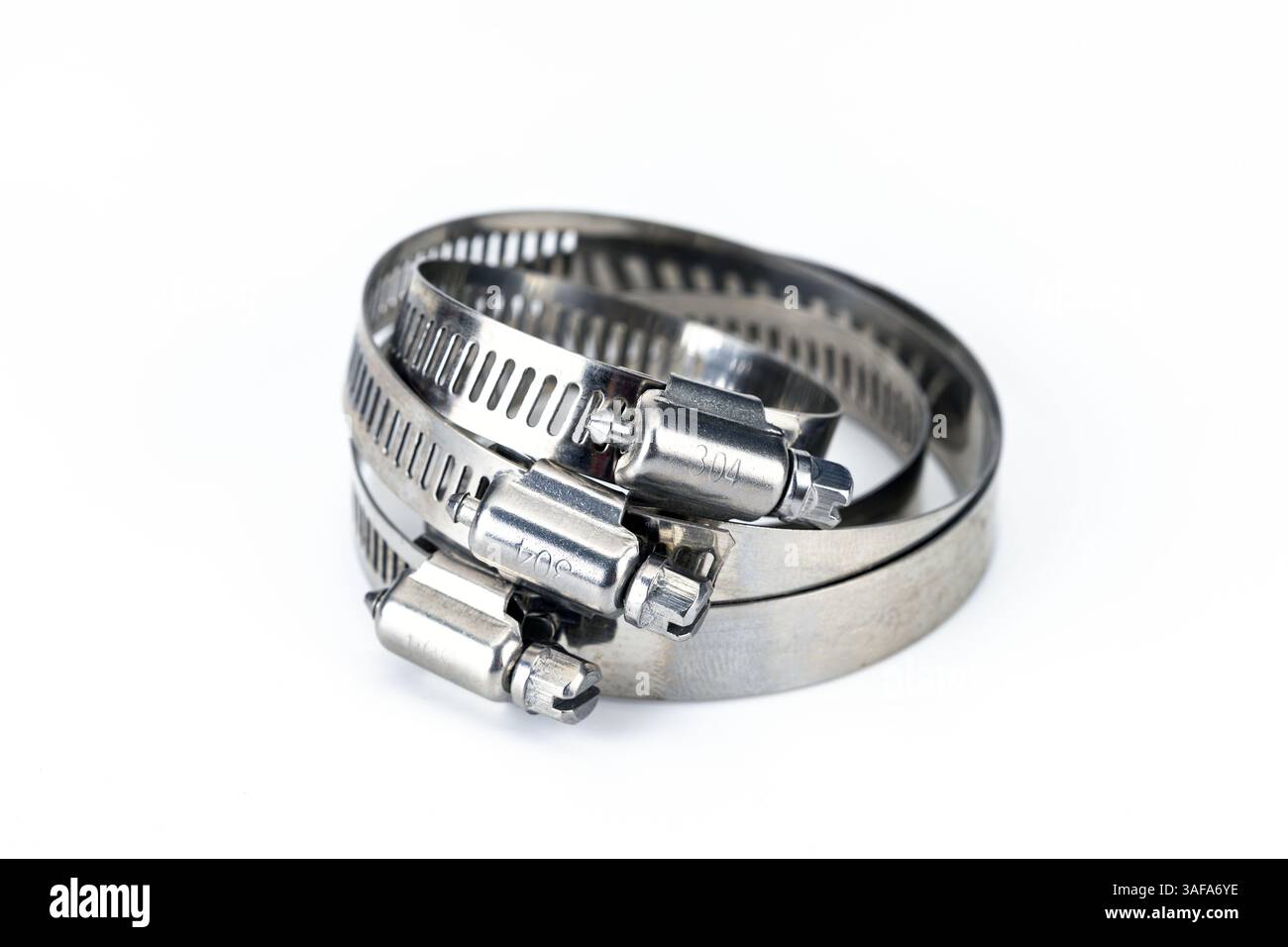 Fascette stringitubo in acciaio inox: Fascette stringitubo in acciaio inox 304 resistenti e antiruggine sono essenziali per il fissaggio di tubi, tubi flessibili e altri componenti. La desi Foto Stock