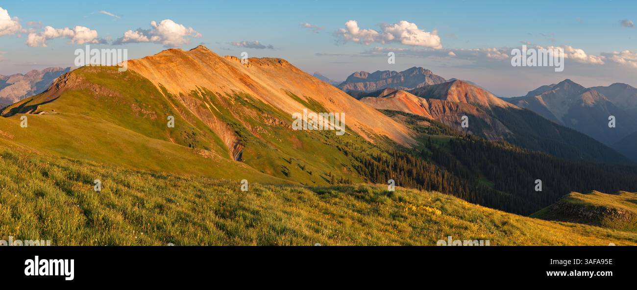 A tarda ora, la luce soffusa sull'Ohio Peak (12.681'), North Anvil (12.300') e Anvil Mountain (12.531') che mostrano i loro colori rosso/arancione. Foto Stock