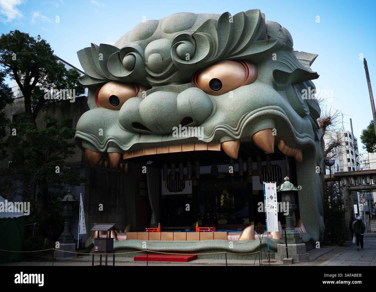 Ingresso alla testa dei leoni al Santuario Namba Yasaka di Osaka, simbolo iconico di protezione e architettura giapponese Foto Stock